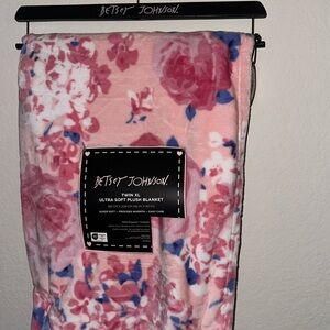 BETSEY JOHNSON TWIN xl ULTRA SOFT PLUSH BLANKET
